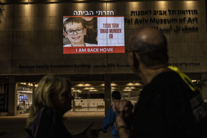 Una foto d'Ohad Munder projectada al Museu d'Art de Tel Aviv després del seu alliberament divendres passat. (Fotografia d'Heidi Levine per a The Washington Post.)