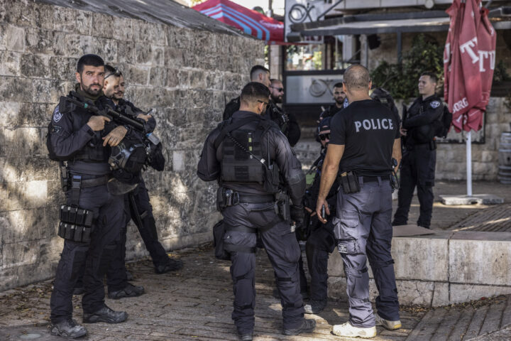Un grup de policies destinat a Natzaret dijous de la setmana passada per mirar d'aturar una protesta contra la guerra d'Israel a Gaza (fotografia: Heidi Levine / The Washington Post).