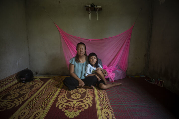 San San Aye, de 33 anys, i la seva filla Peaarl Mya Shwe Yee, de 9 anys, viuen com a refugiades al nord-oest de Tailàndia. El marit de San San Aye va morir en un atac aeri al campament de Daw Noe Ku al sud-est de Myanmar.