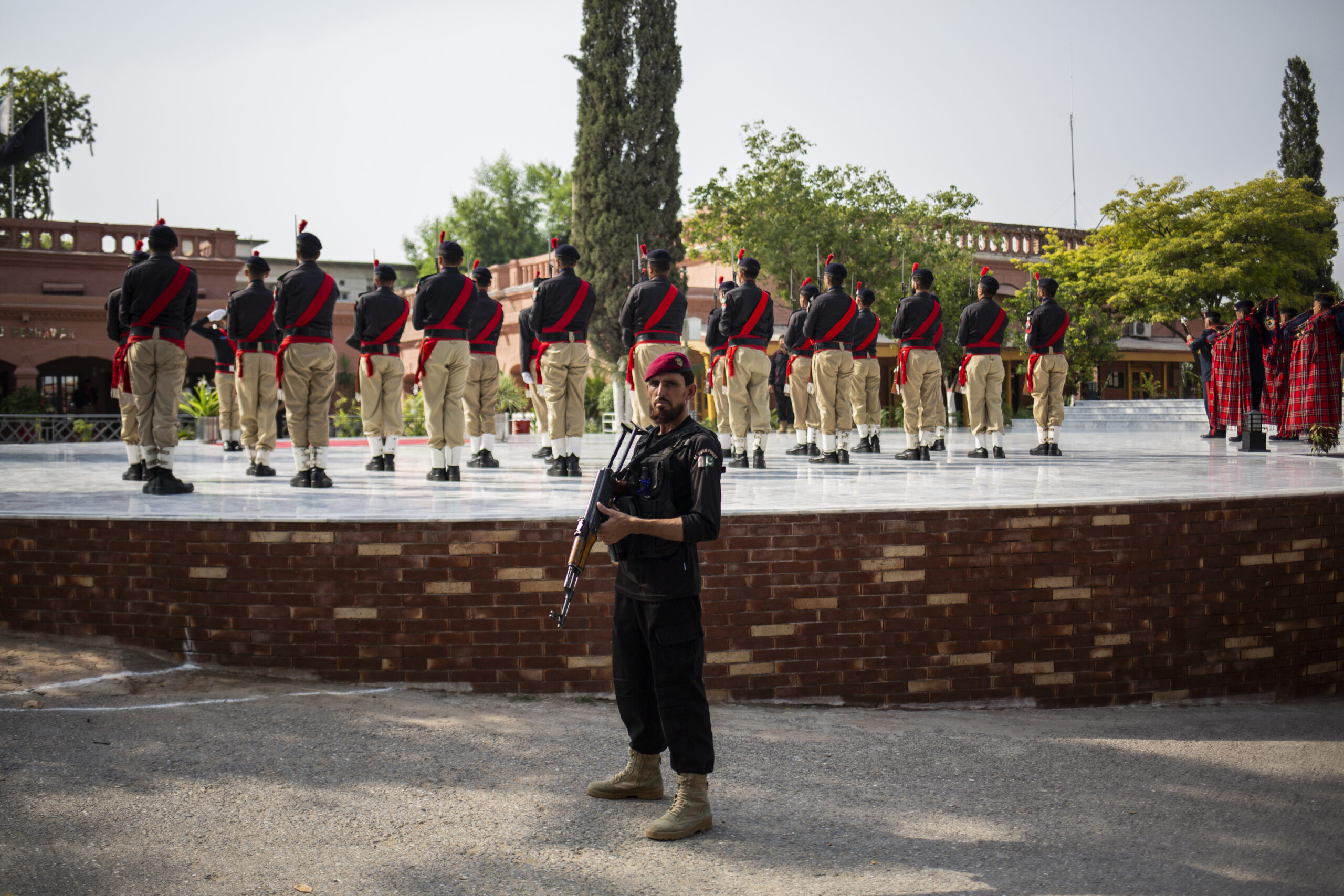 Agents de policia a Peixawar (Paquistan), en un acte d'homenatge als morts en l'atac contra una mesquita al gener (fotografia: Saiyna Bashir/The Washington Post).