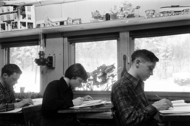 Alumnes d’una school train canadenca el 1954 (Cornell Capa/The LIFE Picture Collection © Meredith Corporation)