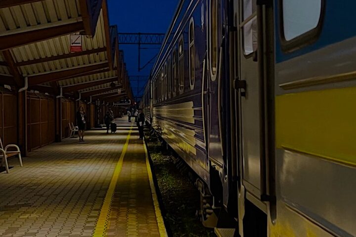 El tren, preparat per moure's a l'estació de Przemyśl (Polònia).