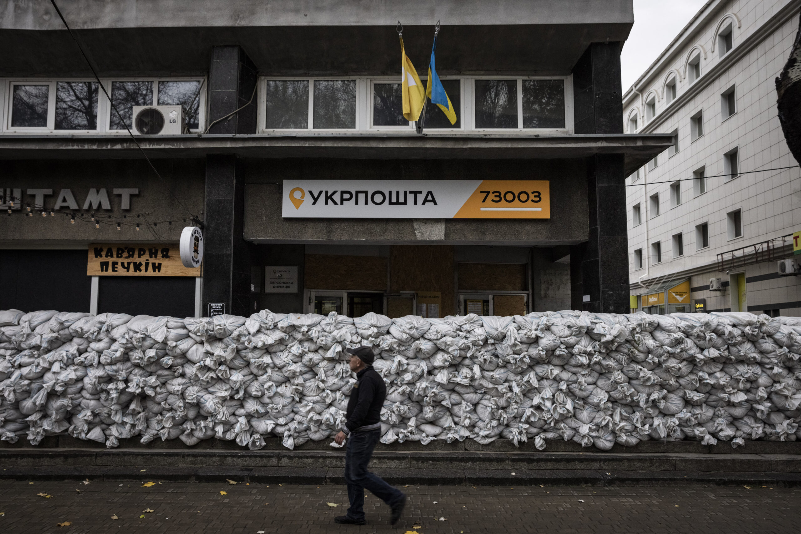 Sacs de terra davant d'una seu del servei postal a Kherson (fotografia: Ed Ram/The Washington Post)