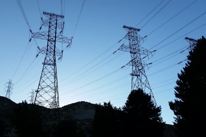 La xarxa elèctrica és una de les limitacions principals per a estendre l’ús de les energies renovables (fotografia: Wikimedia Commons).