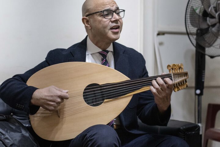 Hany El Hamzawy toca l'oud en una recent actuació en solidaritat amb Palestina a la Societat Sheikh Imam al Caire. (Fotografia de Sima Diab per The Washington Post)