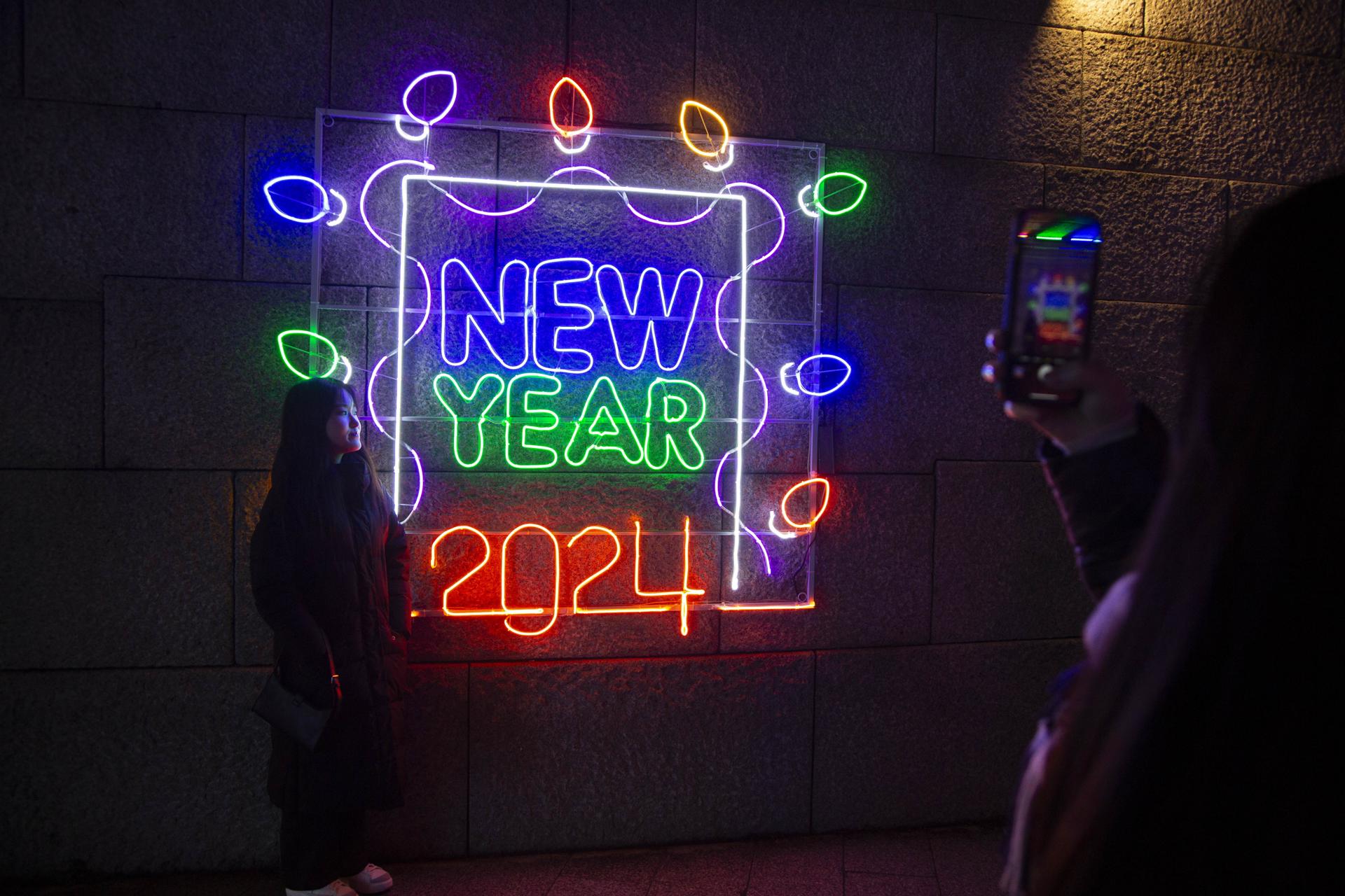 Una noia es fotografia al carrer de Cheonggye de Seül (fotografia: Jeon Heon-kyun).
