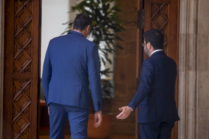 Pedro Sánchez i Pere Aragonès, en la reunió que van fer el 21 de desembre al Palau de la Generalitat (fotografia: Albert Salamé).