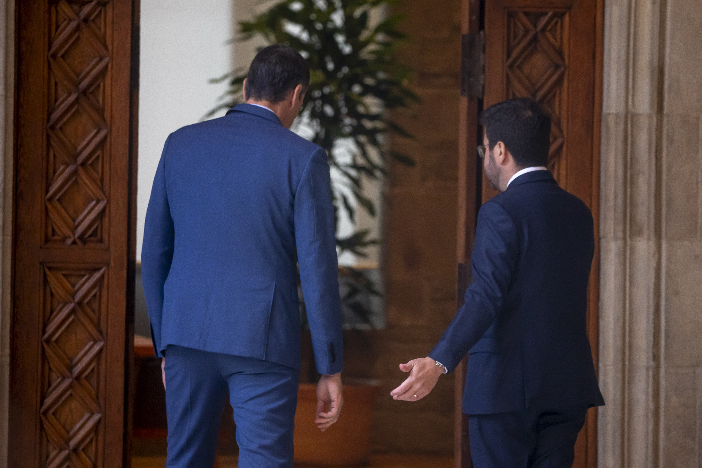 Pedro Sánchez i Pere Aragonès, en la reunió que van fer el 21 de desembre al Palau de la Generalitat (fotografia: Albert Salamé).