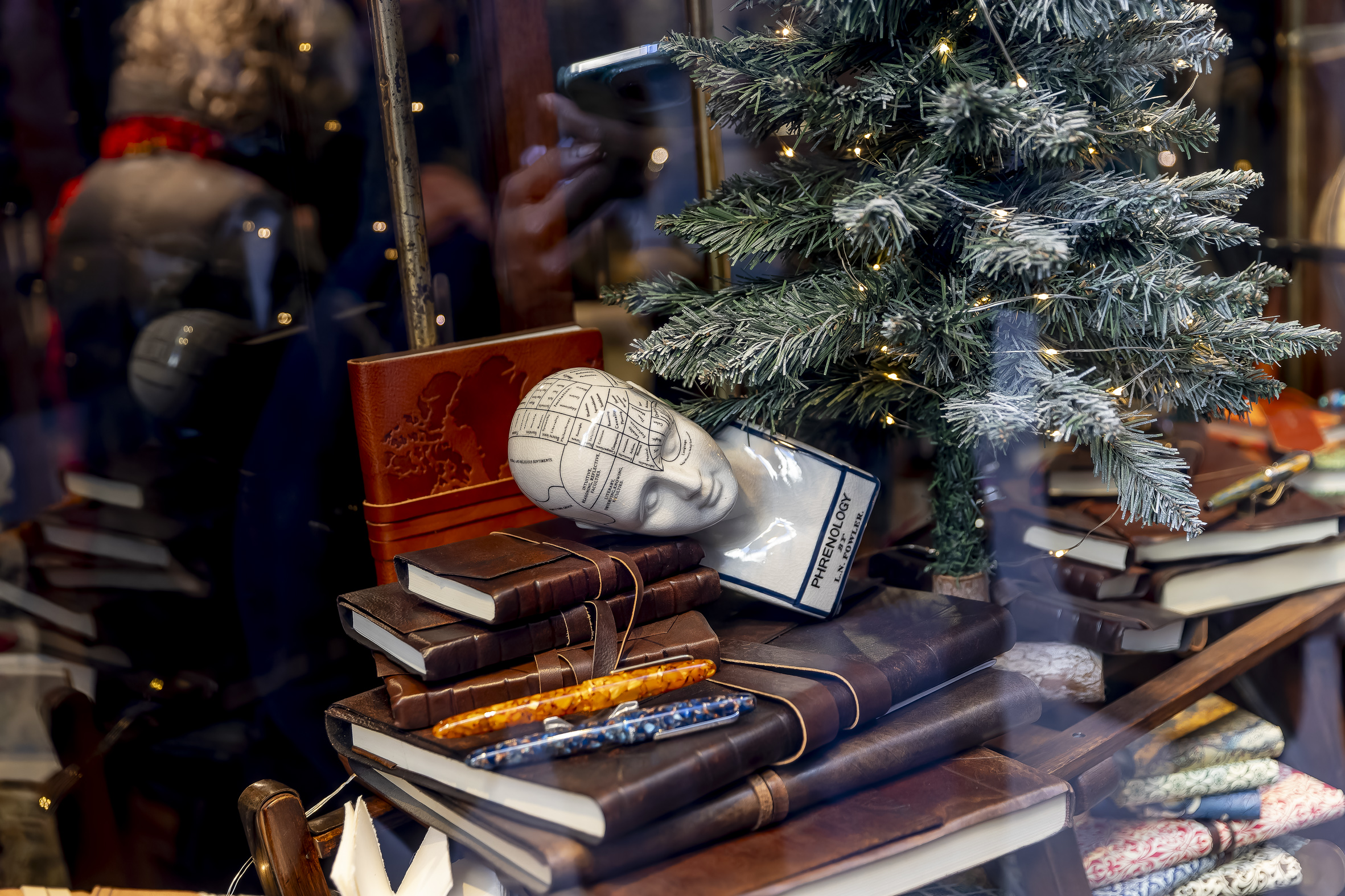 Un munt de llibres desendreçats i objectes singulars donen la benvinguda a una botiga única (fotografia: Albert Salamé).