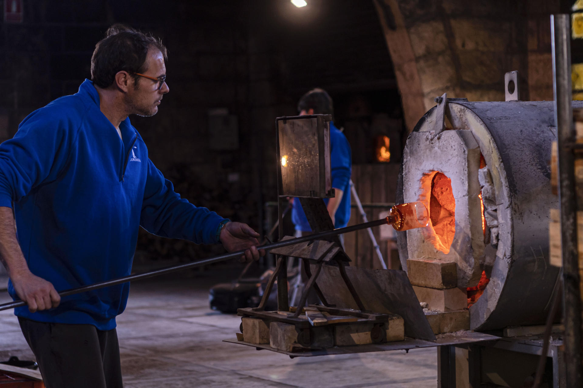Pedro Torres fent una mostra del vidre bufat a Gordiola d'Algaida (fotografia: EFE / Cati Cladera).