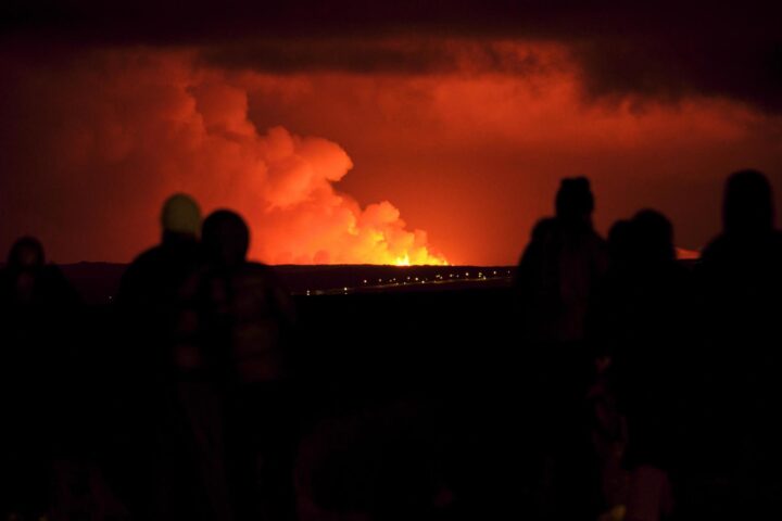 Un moment de l'erupció del volcà (fotografia: EFE / EPA / Anton Brink).