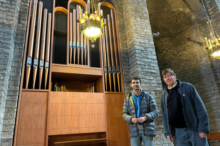 Ferran Raigon i el rector de Ripoll, Josep Sala, amb l'orgue (fotografia: ACN / Lourdes Casademont).