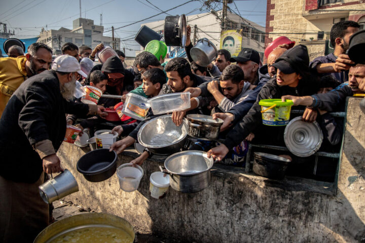 Refugiats palestins esperen poder menjar a Rafah. (fotografia: Europa Press/Saher Alghorra)