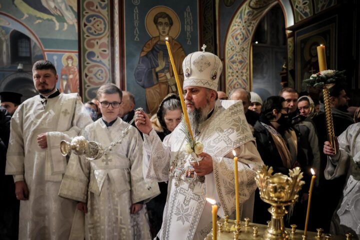 El Metropolita Epifani de Kíiv assisteix a un servei de pregària de la Nit de Nadal a la Catedral de Sant Miquel, el 24 de desembre de 2023. (Fotografia d'Oleg Petrasyuk)