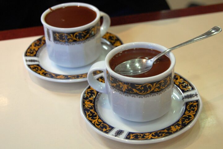 Dues tasses de xocolata desfeta (fotografia: LWY).