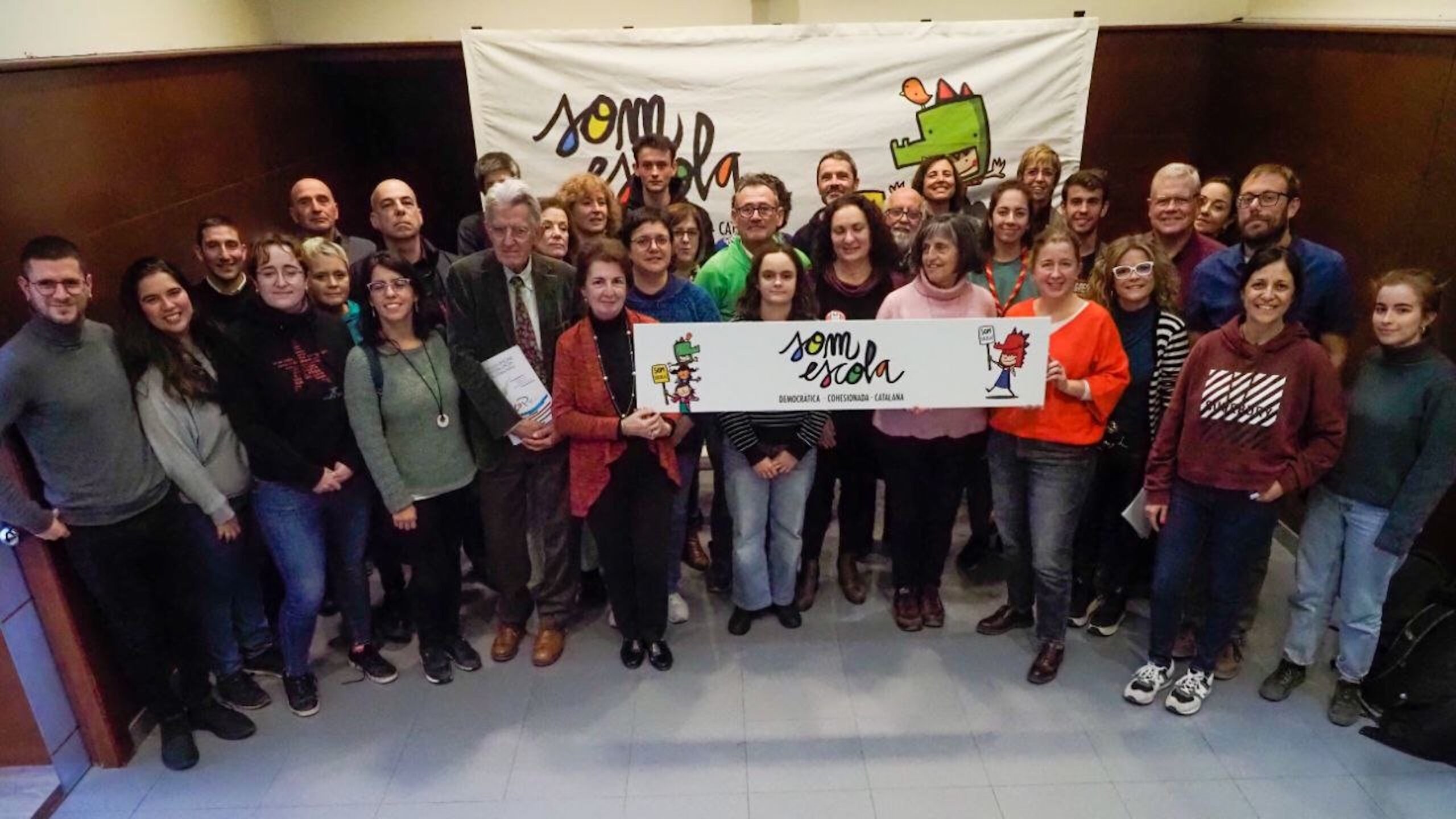 Imatge de grup dels integrants de Som Escola (fotografia: Òmnium Cultural).