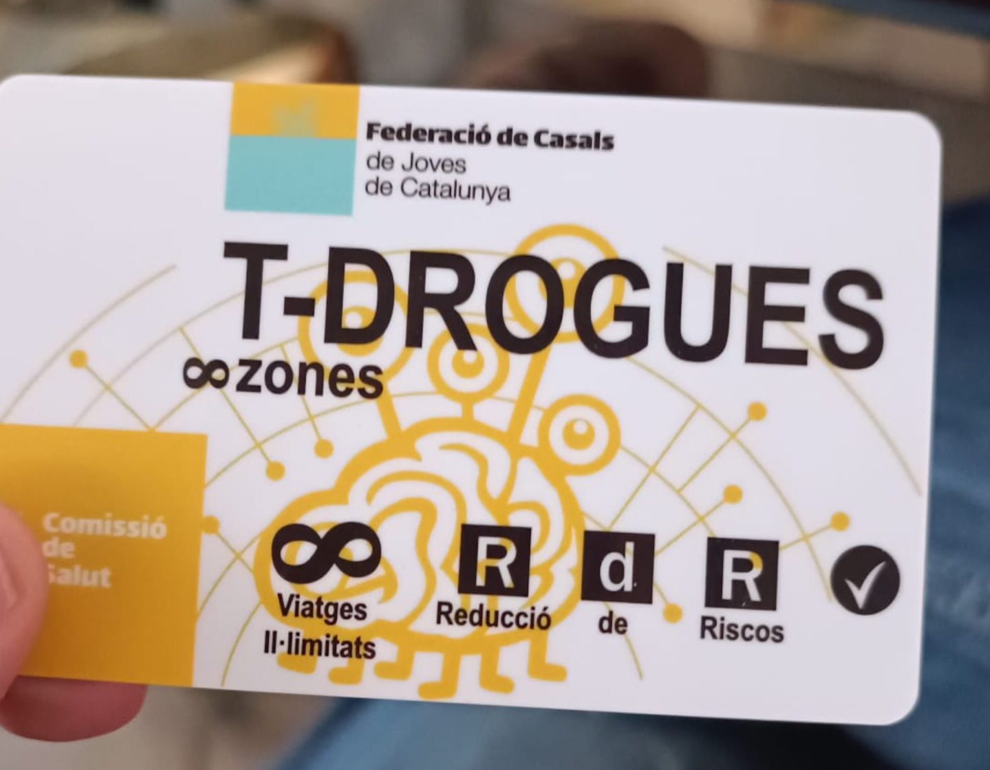 La targeta informativa que reparteix la Federació de Casals de Joves (fotografia: cedida).