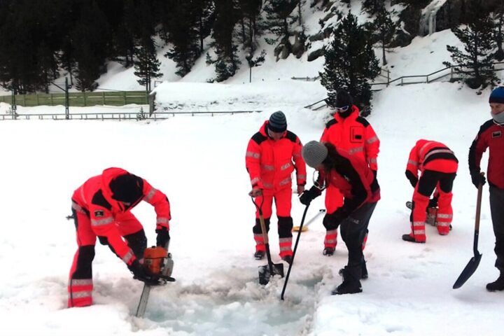 Els bombers treballen sobre el gel de l'estany gelat de la Vall de Núria.