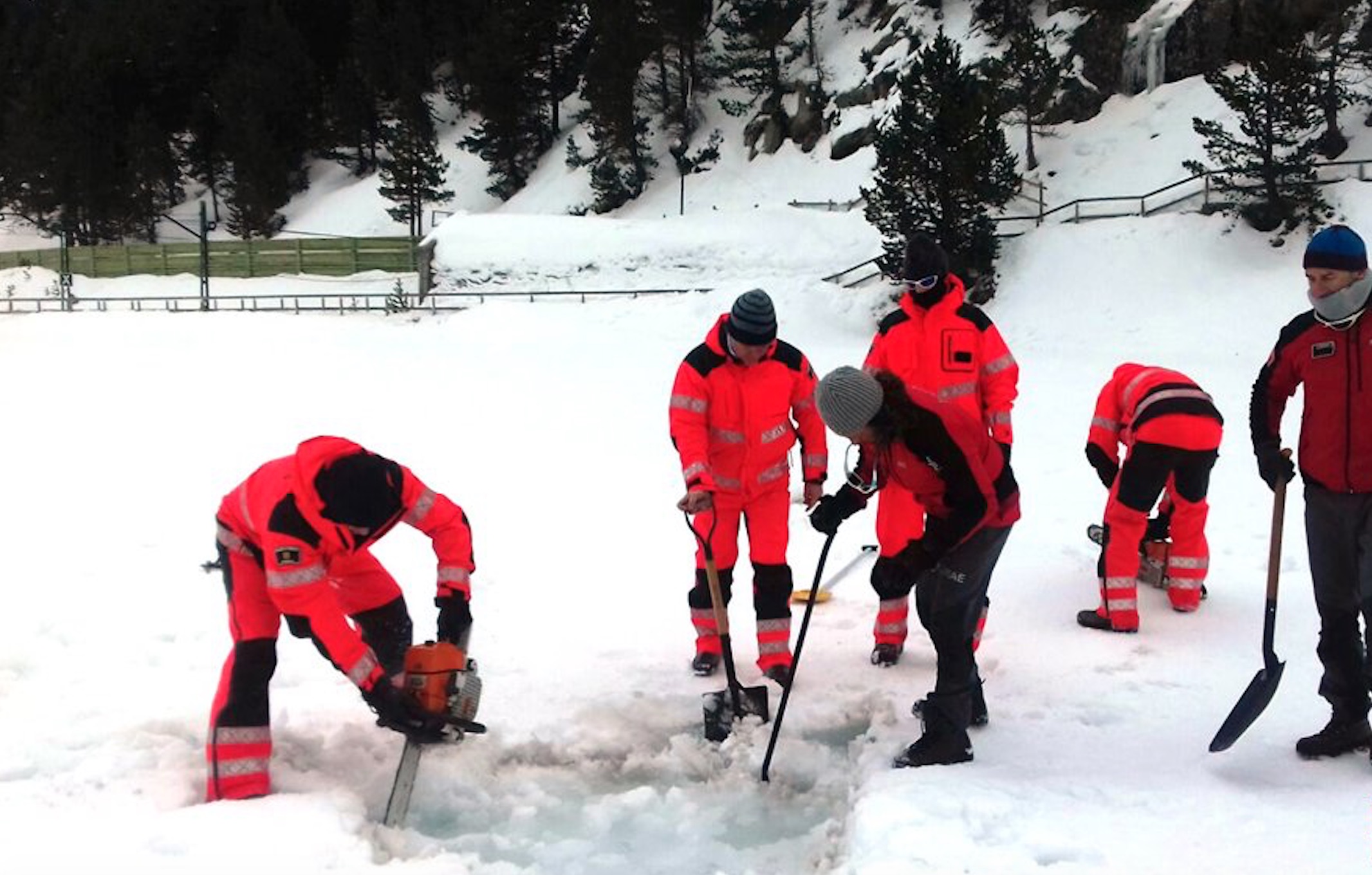 Els bombers treballen sobre el gel de l'estany gelat de la Vall de Núria.