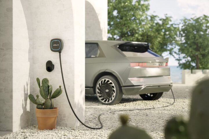 Les bateries dels cotxes elèctrics poden fer-se servir de font d’electricitat a casa (fotografia: WallBox).