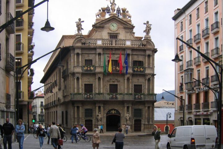 Façana de l'Ajuntament de Pamplona (fotografia: Dietmar Giljohann).