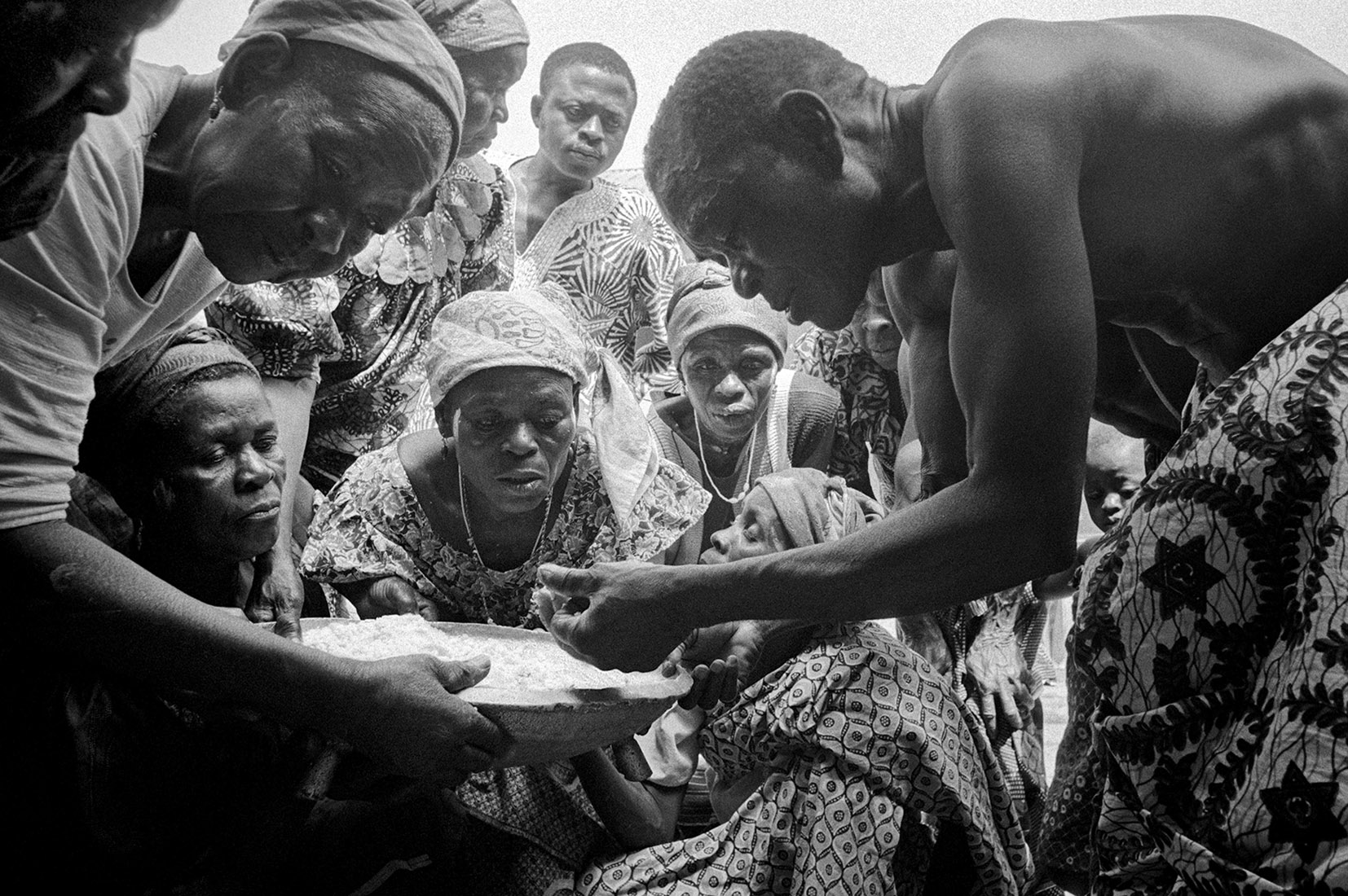 Preparació d'ofrenes als genis (fotografia: Jordi Esteva).