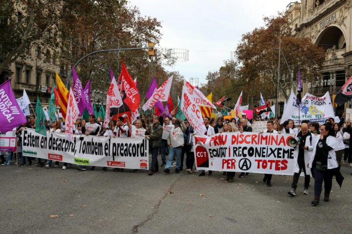 Pancartes a la capçalera de la manifestació dels sanitaris i infermeres (fotografia: ACN / Maria Aladern).