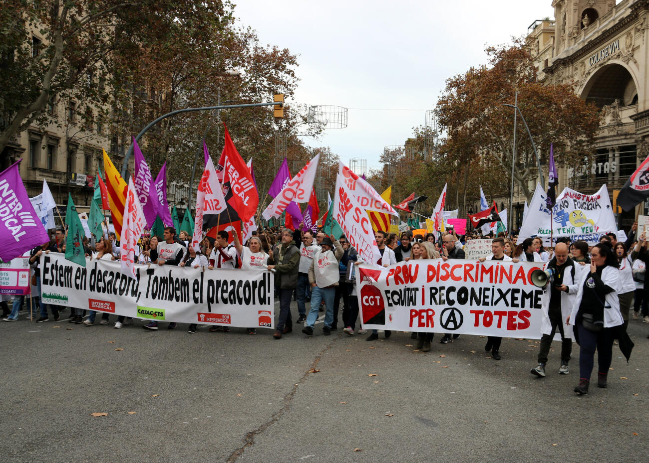 Pancartes a la capçalera de la manifestació dels sanitaris i infermeres (fotografia: ACN / Maria Aladern).