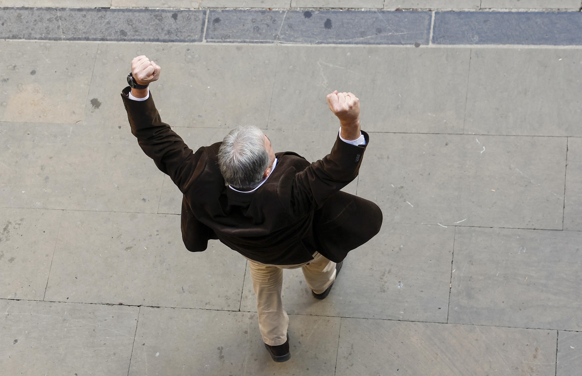 El nou batlle de Pamplona ix al carrer, després de ser elegit (fotografia: Villar López).