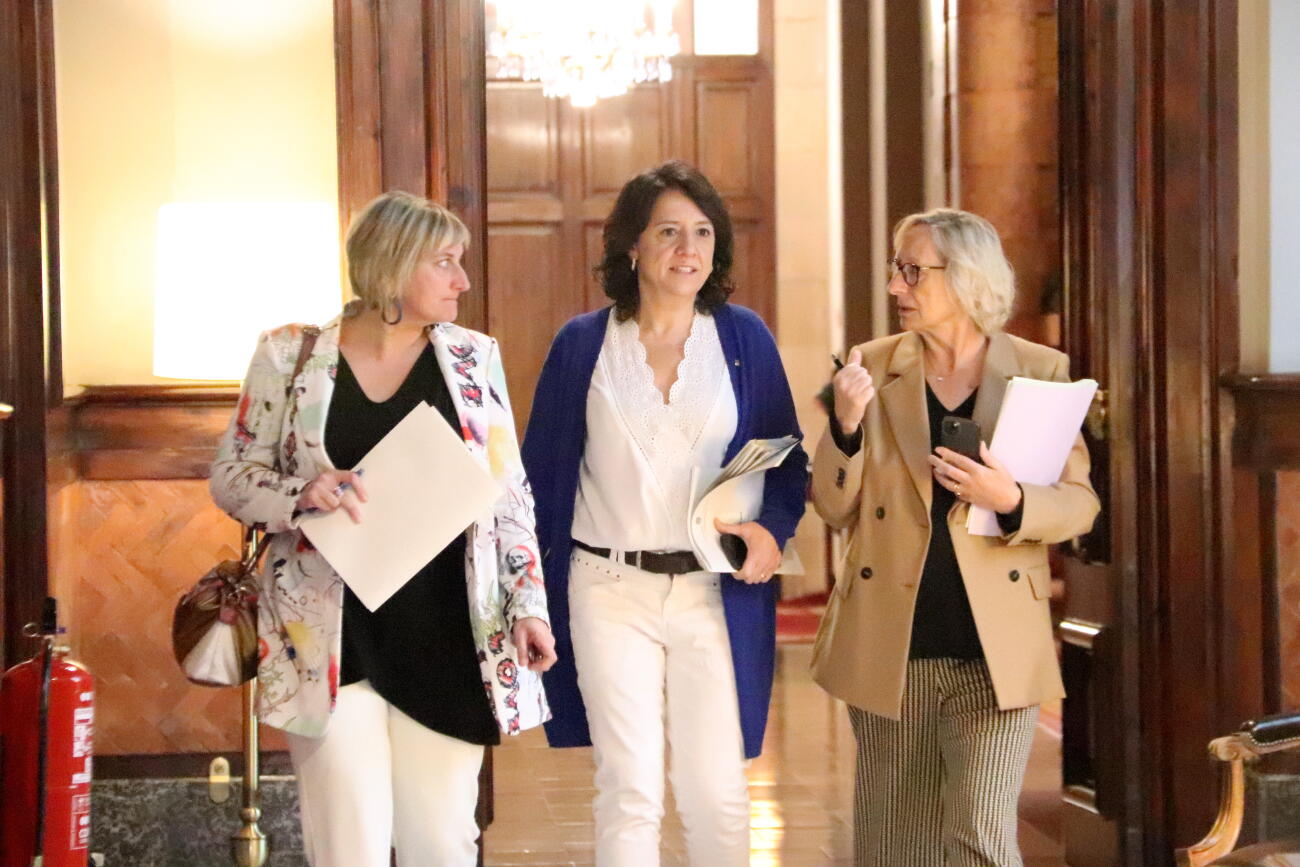 La presidenta del Parlament de Catalunya, Anna Erra, i les vicepresidentes Alba Vergés i Assumpta Escarp es dirigeixen a la reunió de la mesa (Fotografia: ACN)
