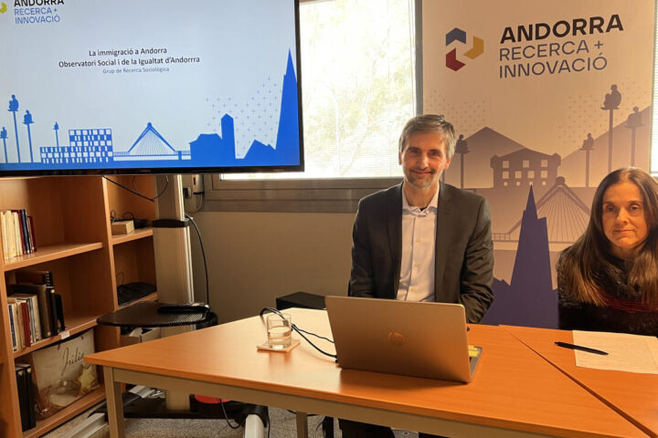 El coordinador i la investigadora de l'àrea de sociologia d'Andorra Recerca + Innovació, Joan Micó i Pepita Batalla, durant la presentació dels resultats d'un estudi sobre la immigració (fotografia: Albert Lijarcio / ACN).