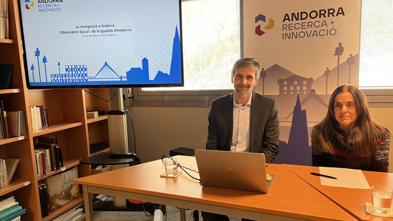 El coordinador i la investigadora de l'àrea de sociologia d'Andorra Recerca + Innovació, Joan Micó i Pepita Batalla, durant la presentació dels resultats d'un estudi sobre la immigració (fotografia: Albert Lijarcio / ACN).
