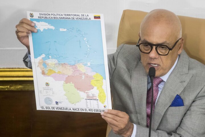 El president de l'Assemblea Nacional de Veneçuela ensenya un mapa amb l'Essequeibo incorporat al seu país. (Fotografia de Miguel Gutíerrez)