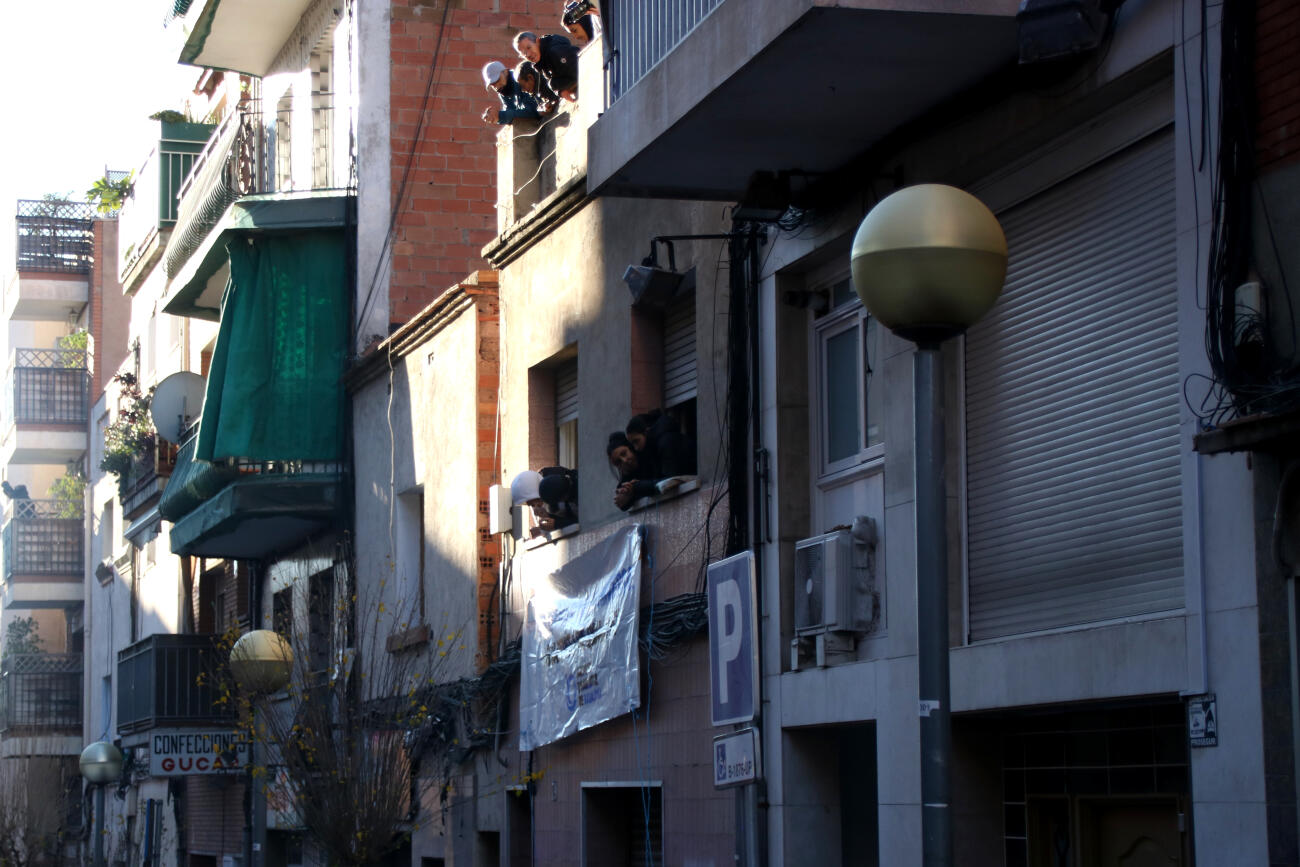 L'edifici que s'ha desnonat amb activistes i les famílies esperant l'arribada de la comitiva judicial (fotografia: Albert Hernàndez / ACN).