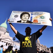 Cotxes, festes d’aniversari, factures de la llum: els argentins s’aboquen al deute per tirar endavant