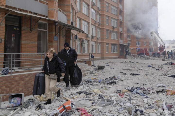 Una família fuig a Odessa després que el seu edifici fos objecte d'un míssil rus (Fotografia d'Ihor Hora/EFE)