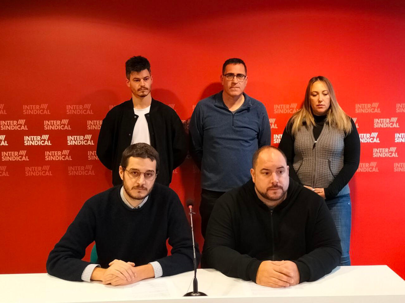 Conferència de premsa de la Intersindical per denunciar l'acomiadament del treballador (fotografia: la Intersindical).
