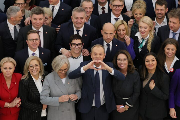 Tusk (centre) fa el símbol del cor amb les mans dilluns, després de ser investit com a nou primer ministre de Polònia (fotografia: Rafal Guz/EFE)