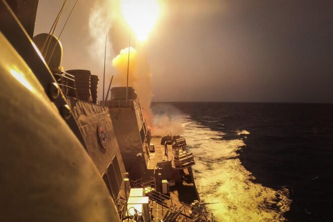 Els rebels hutis del Iemen ataquen un vaixell nord-americà a la mar Roja