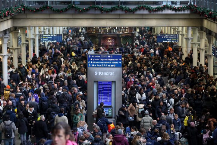 Cancel·lacions a l'estació de Saint Pancras de Londres. (fotografia: Europa Press/Li Ying)