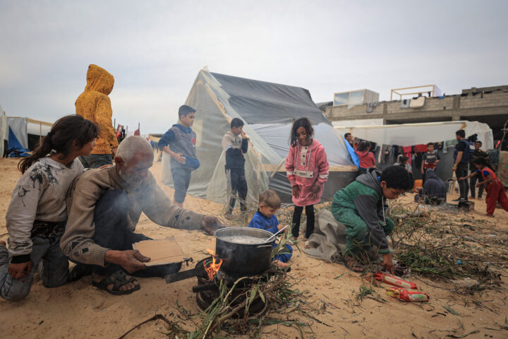 Una família prepara el dinar a Rafah (fotografia: Loay Ayyoub/The Washington Post).
