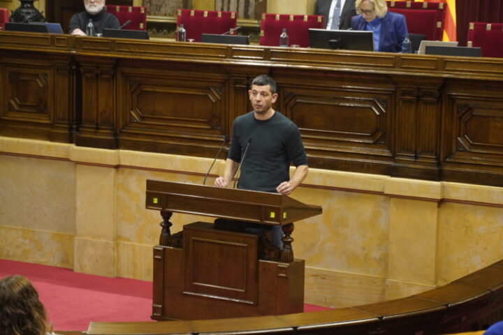 El diputat de la CUP Xavier Pellicer defensa la creació de l'Observatori de la Llei d'Amnistia al parlament (fotografia: Parlament de Catalunya/David Aparicio Fita).