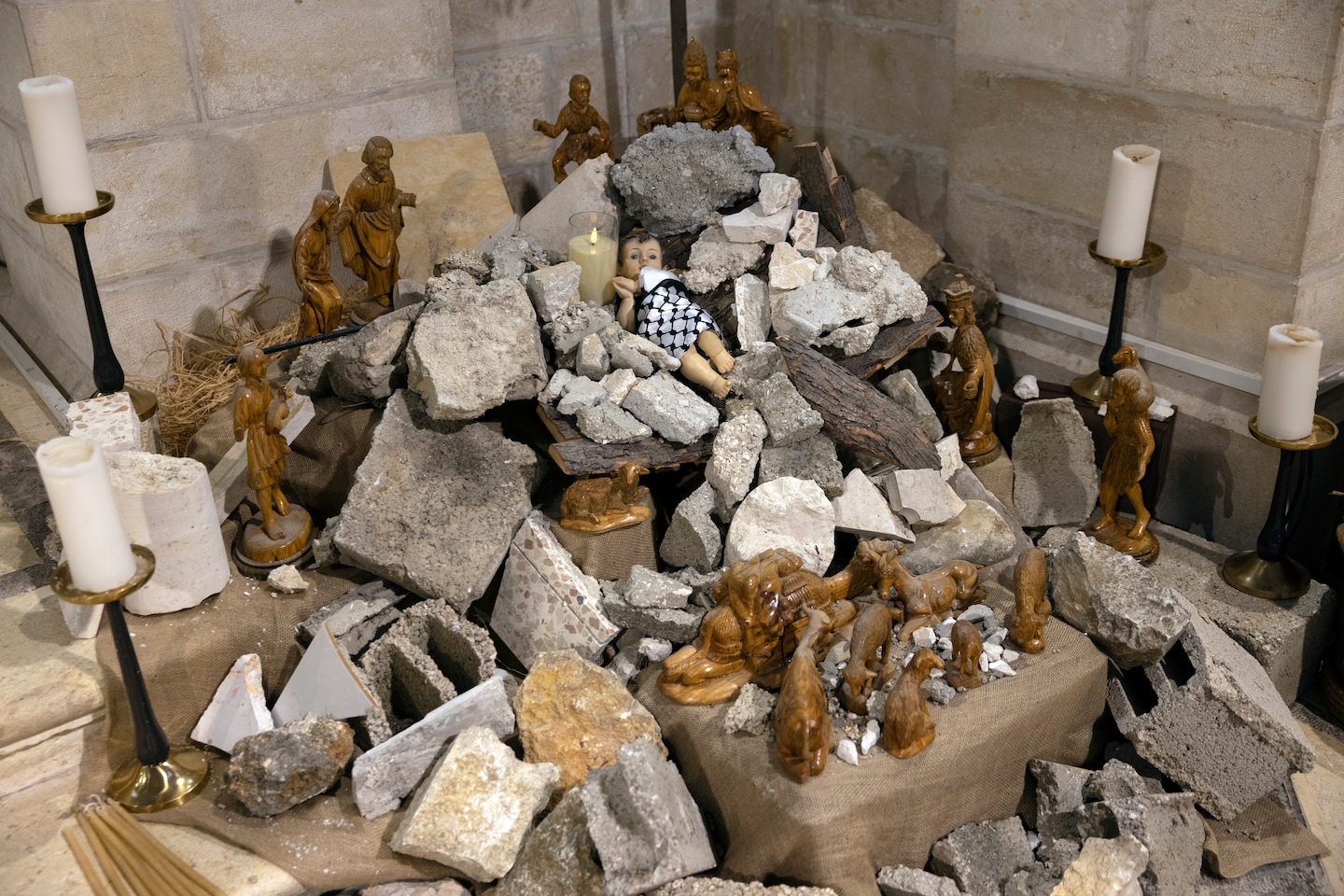 El nadó Jesús està embolicat en un kaffiyeh entre les runes en una representació del pessebre que expressa solidaritat amb el poble de Gaza a l'Església Luterana Evangèlica de Nadal a la ciutat de Betlem, a Cisjordània. (Fotografia d'Heidi Levine per The Washington Post)