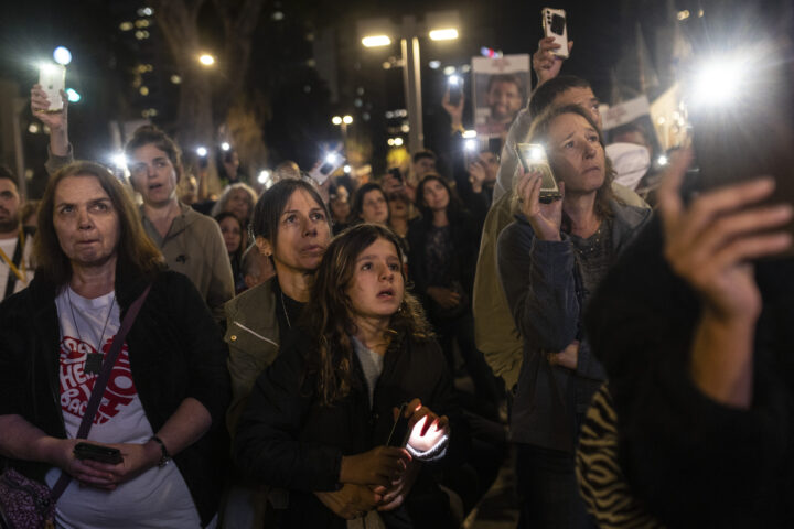 Manifestants demanen l'alliberament dels ostatges en una protesta a Tel-Aviv diumenge (fotografia: Heidi Levine/The Washington Post)