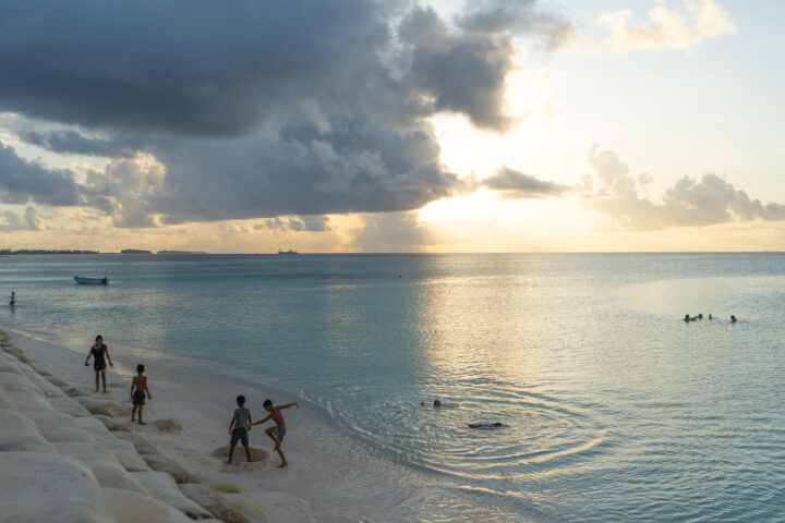 Els nens juguen a la llacuna de Funafuti a Tuvalu al costat d'una parcel·la de terra restaurada. Fins fa poc, aquesta àrea havia estat inundada. (Michael Miller/The Washington Post)