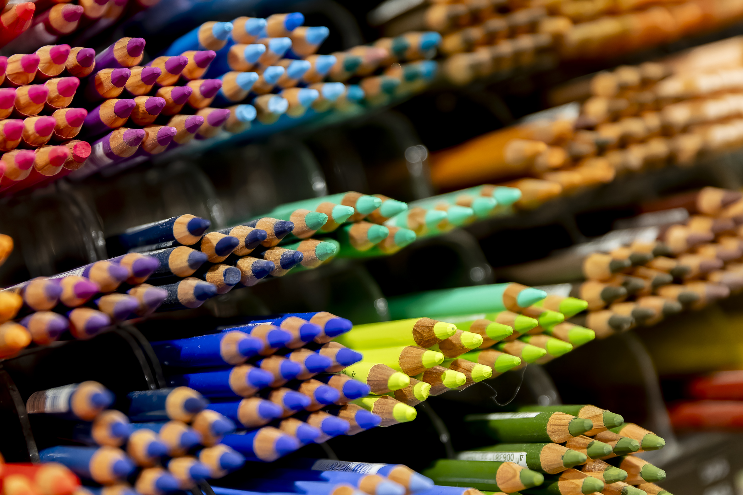 A Casa Piera hi ha llapis, retoladors, pinzells i pintures de tota mena.