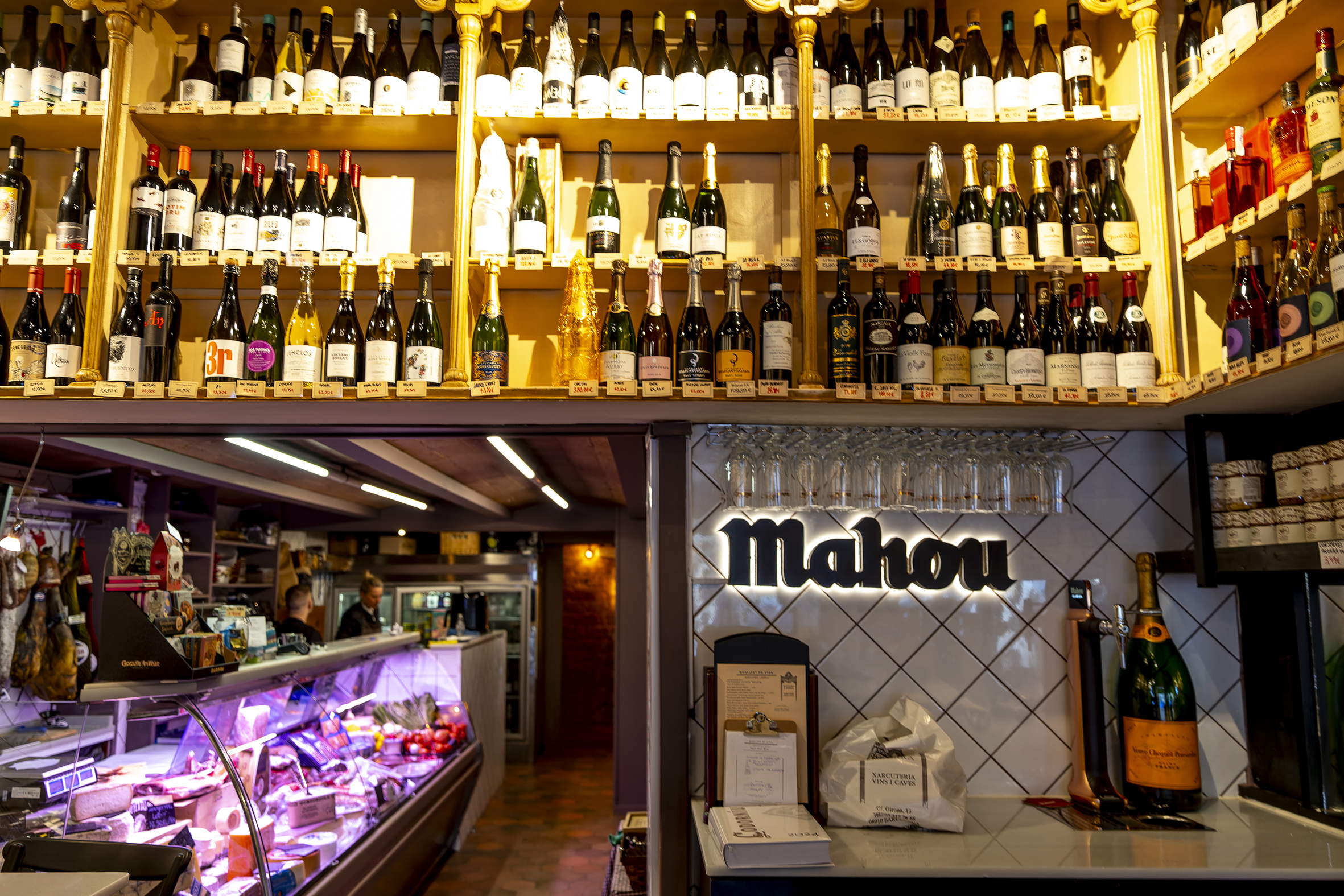 Amb els nous propietaris, Queviures Serra manté l'essència centenària (fotografia: Albert Salamé).