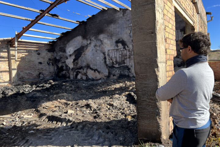 Toni Figuera, el jove ramader de Vilamitjana, al Pallars Jussà, a l'interior del magatzem agrícola que se li va cremar el passat 11 de setembre