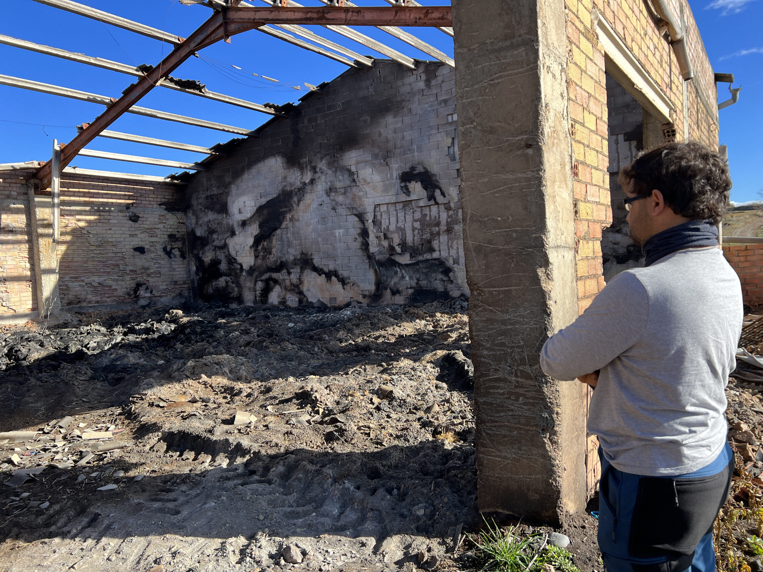 Toni Figuera, el jove ramader de Vilamitjana, al Pallars Jussà, a l'interior del magatzem agrícola que se li va cremar el passat 11 de setembre