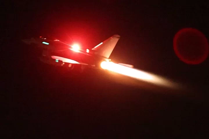 Avions de caça Typhoon de la Royal Air Force britànica realitzant atacs contra objectius militars hutis al Iemen. (Fotografia del Ministeri de Defensa del Regne Unit)